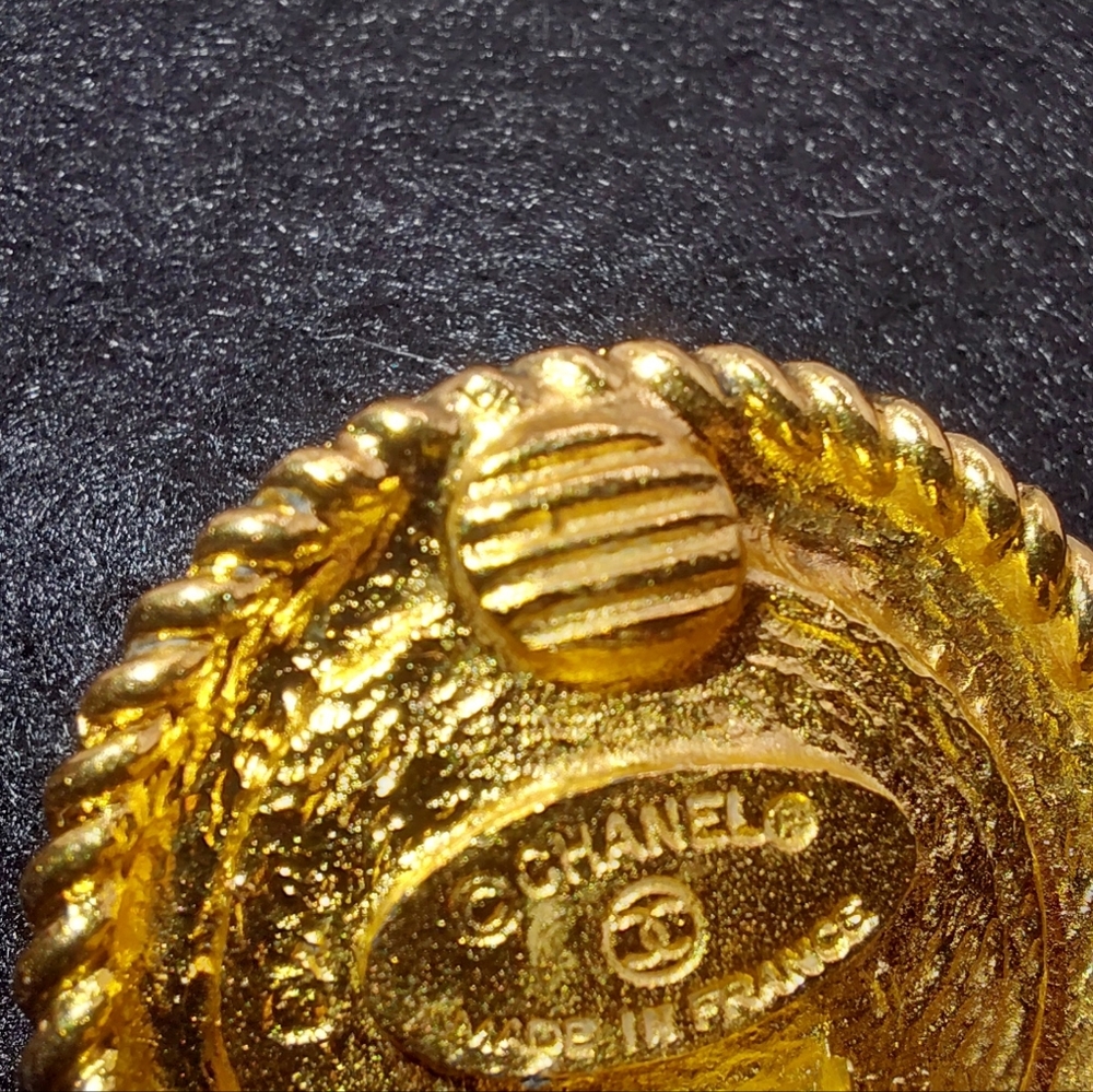 Chanel Vintage Gold Plated Gripoix (Glass) Clip Earrings 80s White - Picture 6 of 7